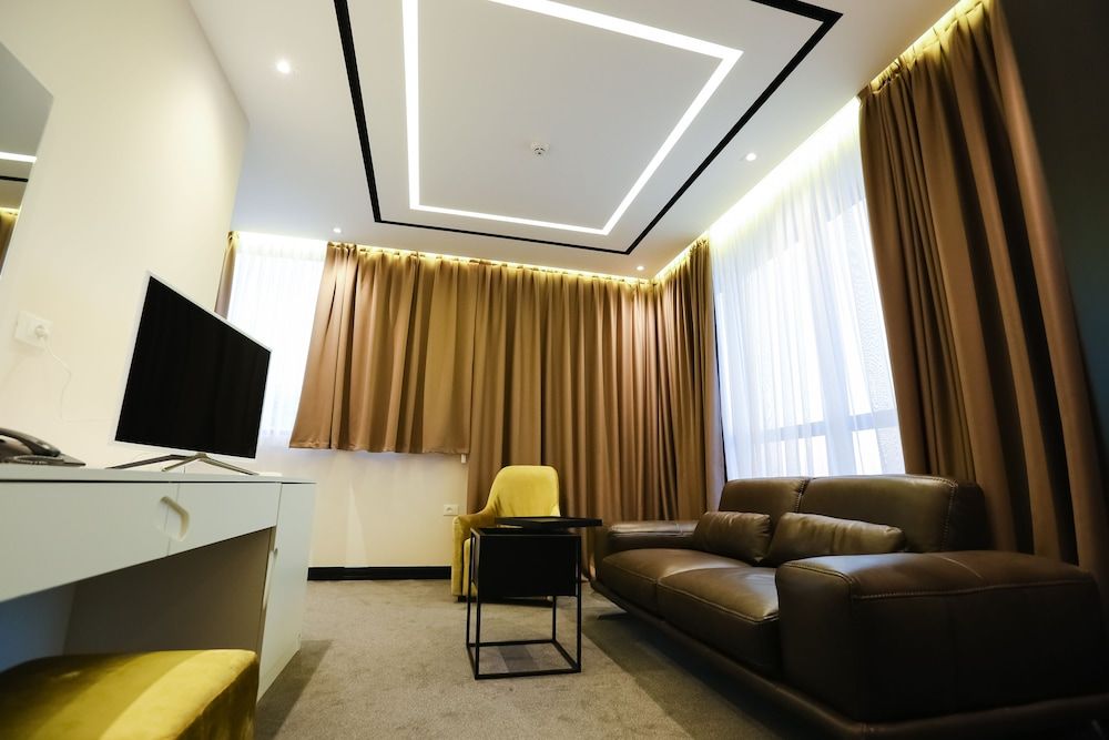 Delta Hotel Family Comfort Suite with Double Bed, Single Bed, and Living Area 4