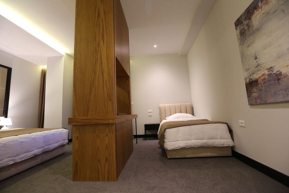 Delta Hotel Superior triple room with one double bed and one single bed 3