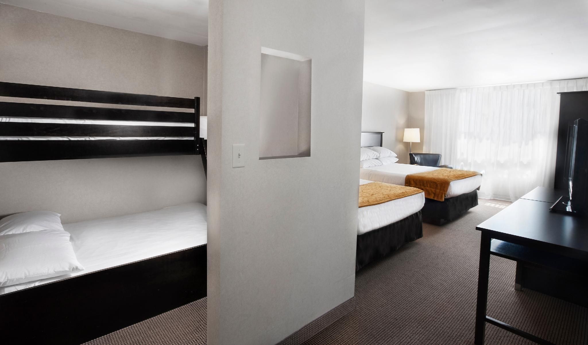 Family Bunk Bed Two Queen Room and 4 Waterpark Passes