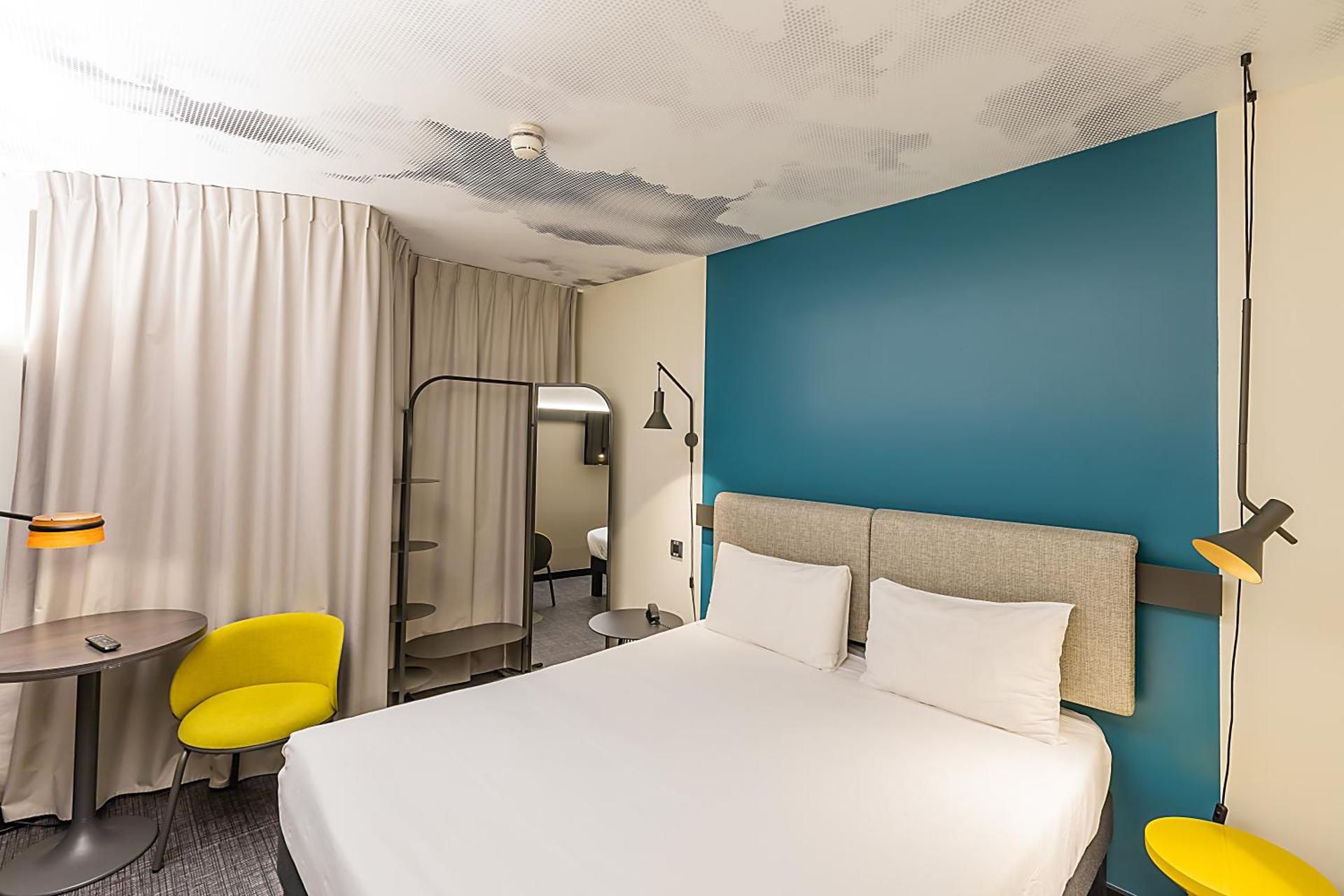 Renovated classic room with 1 double bed sweet bed