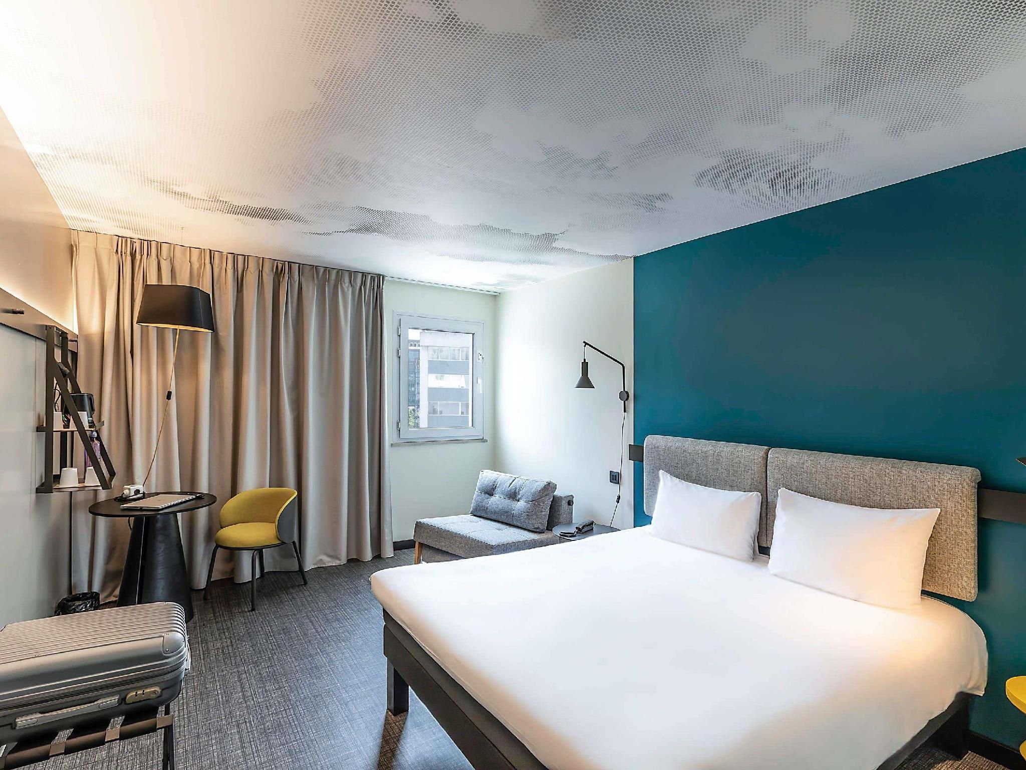 Renovated classic room with 1 double bed sweet bed