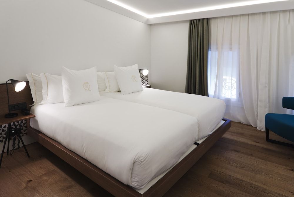 One Shot Reina Victoria Standard Double or Twin Room, Courtyard View 5