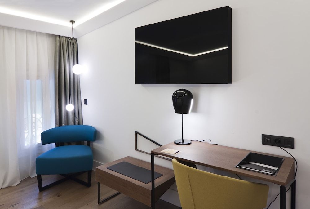 One Shot Reina Victoria Standard Double or Twin Room, Courtyard View 4