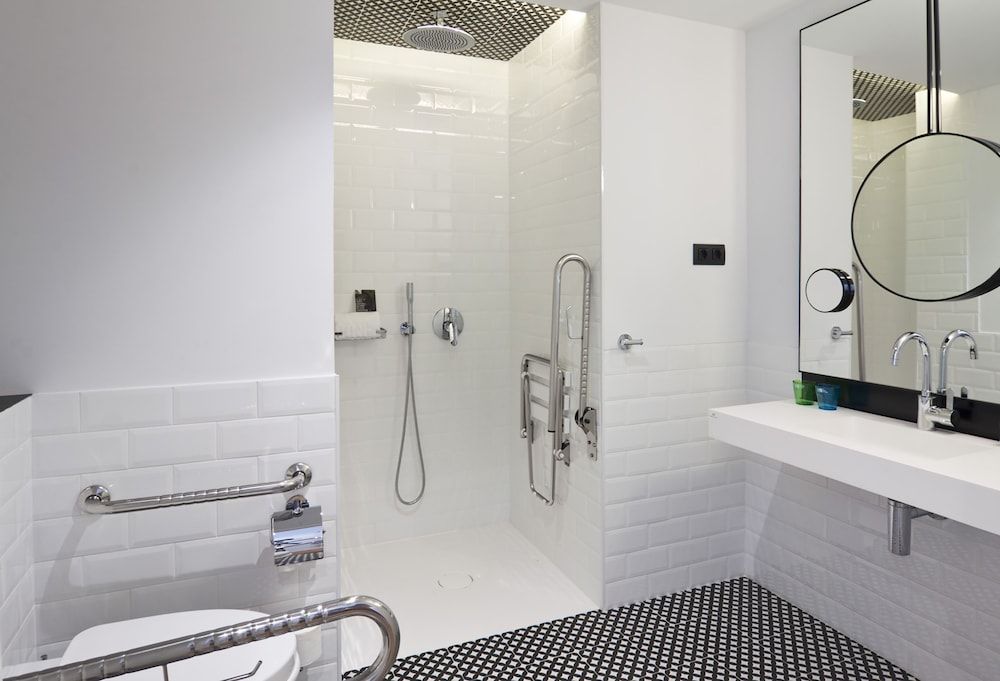 One Shot Reina Victoria Standard Double or Twin Room, Courtyard View 8