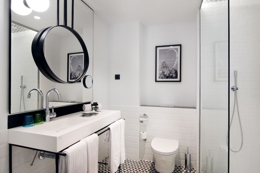 One Shot Reina Victoria Standard Double or Twin Room, Courtyard View 7