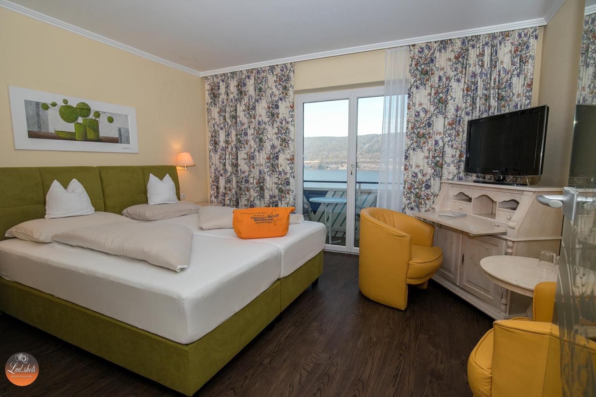 Double Room with Balcony and Lake View