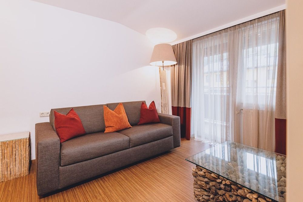 Alpine city living by we rent Superior Apartment, Mountain View 4