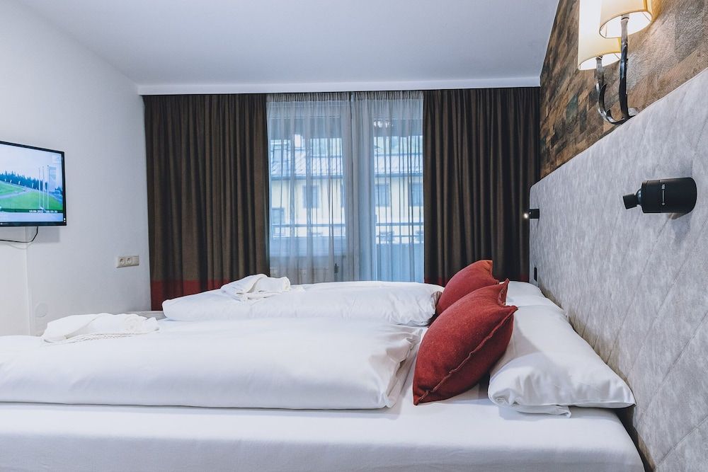 Alpine city living by we rent Superior Apartment, Mountain View 2