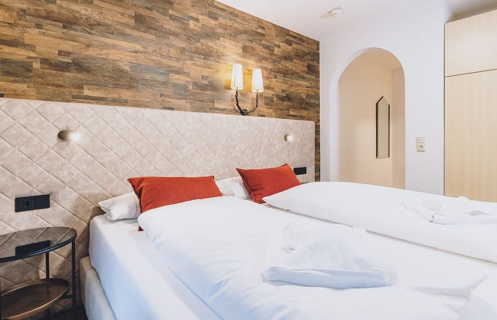 Alpine city living by we rent Superior Apartment, Mountain View