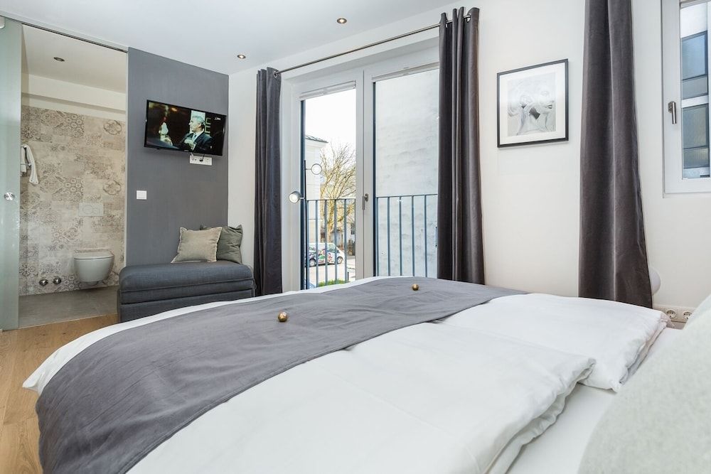 Deluxe Apartment (Happy Days)
