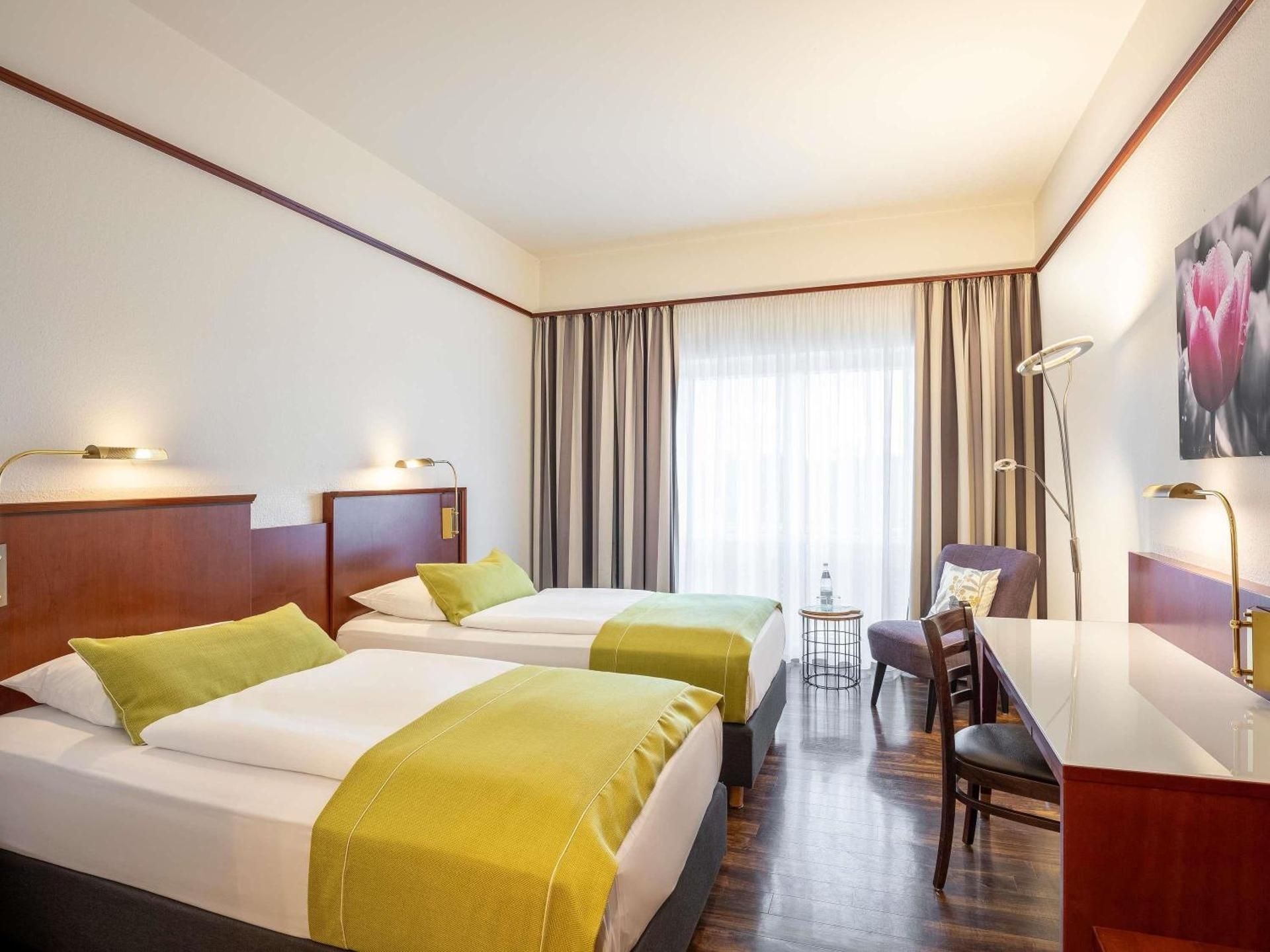 Standard Classic Twin Room With 2 Single Beds 9 0X200 Side By Side - City View (Front)