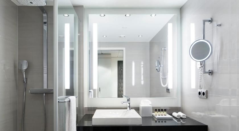 Pullman Berlin Schweizerhof JUNIOR SUITE, 1 King Size Bed or 2 Single SizeB eds, courtyard 4