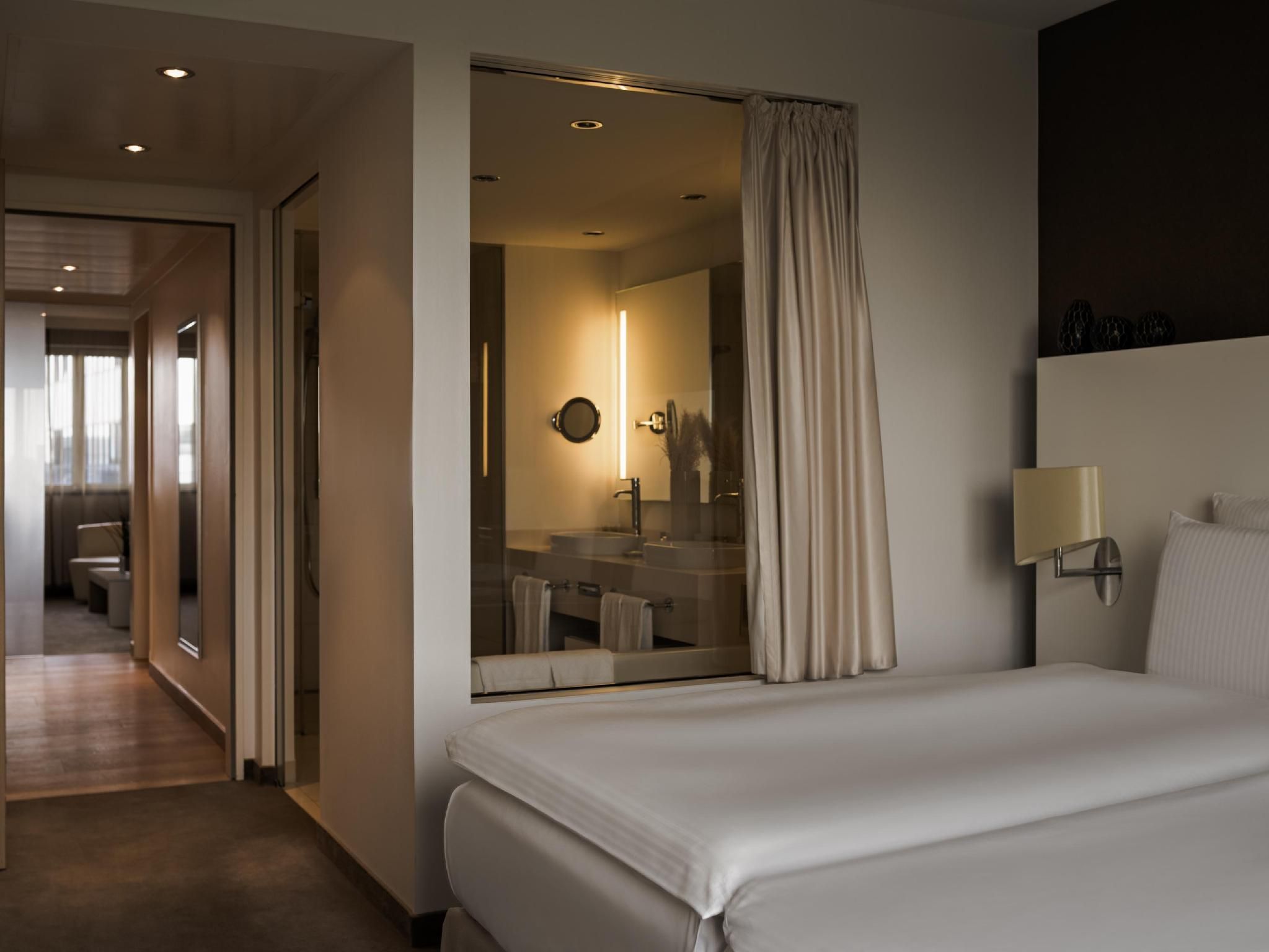 Pullman Berlin Schweizerhof SUPERIOR ROOM, 1 King Size Bed or 2 Single Size  Beds, view of park or courtyard 2