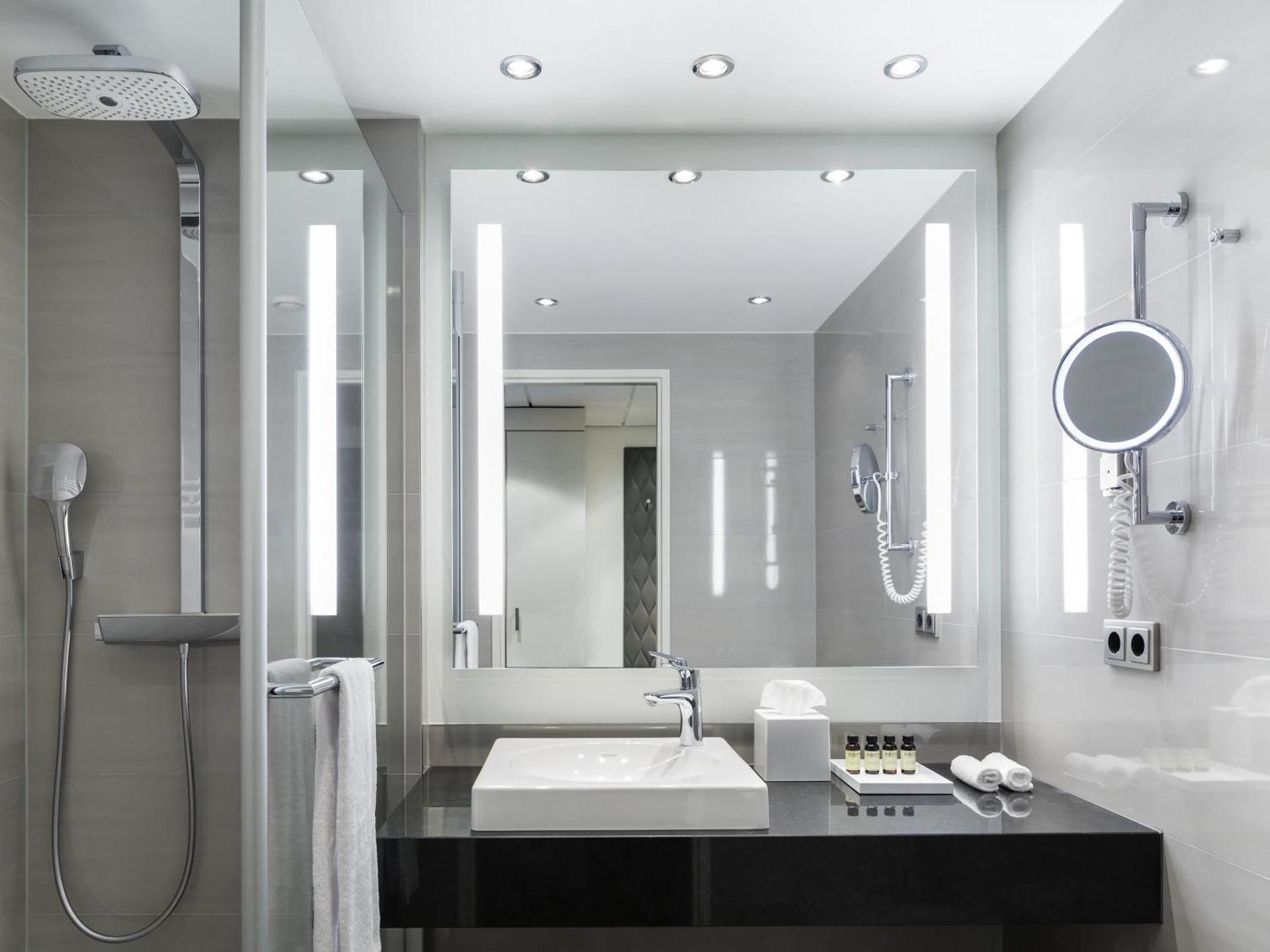 SUPERIOR ROOM, 1 King Size Bed or 2 Single Size  Beds, view of park or courtyard