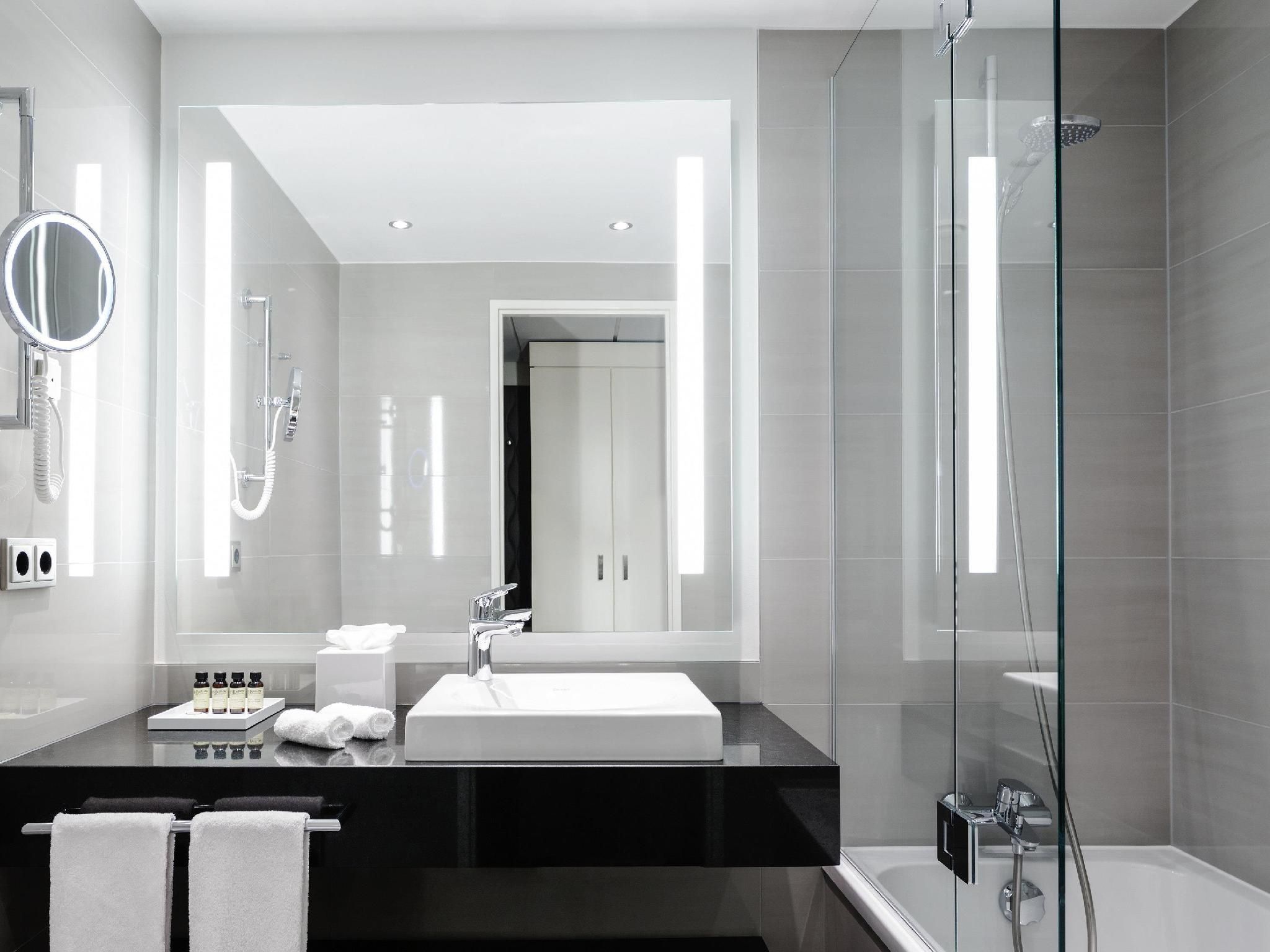 Pullman Berlin Schweizerhof JUNIOR SUITE, 1 King Size Bed or 2 Single SizeB eds, courtyard 5