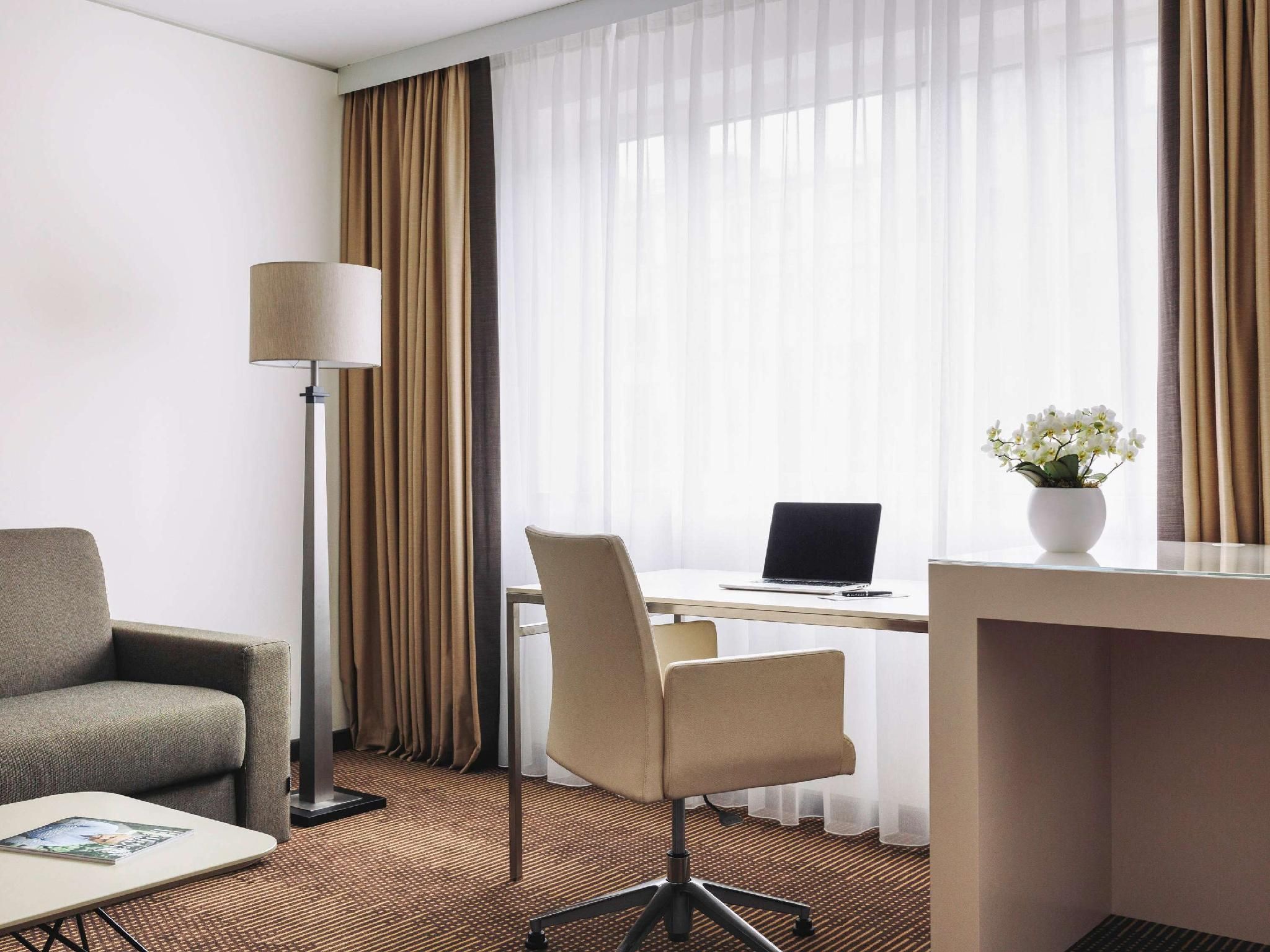 Pullman Berlin Schweizerhof JUNIOR SUITE, 1 King Size Bed or 2 Single SizeB eds, courtyard 7