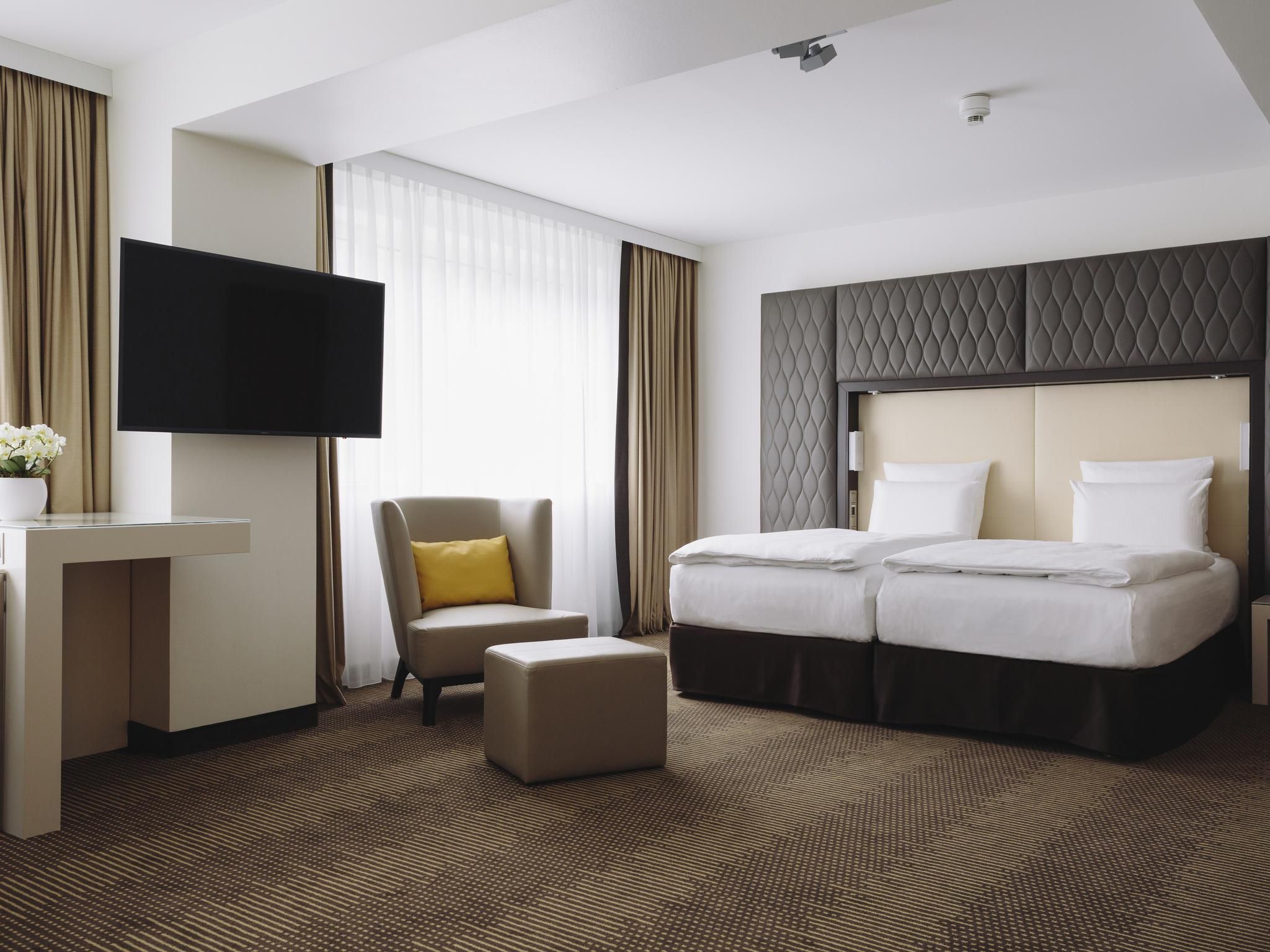 Pullman Berlin Schweizerhof JUNIOR SUITE, 1 King Size Bed or 2 Single SizeB eds, courtyard 2