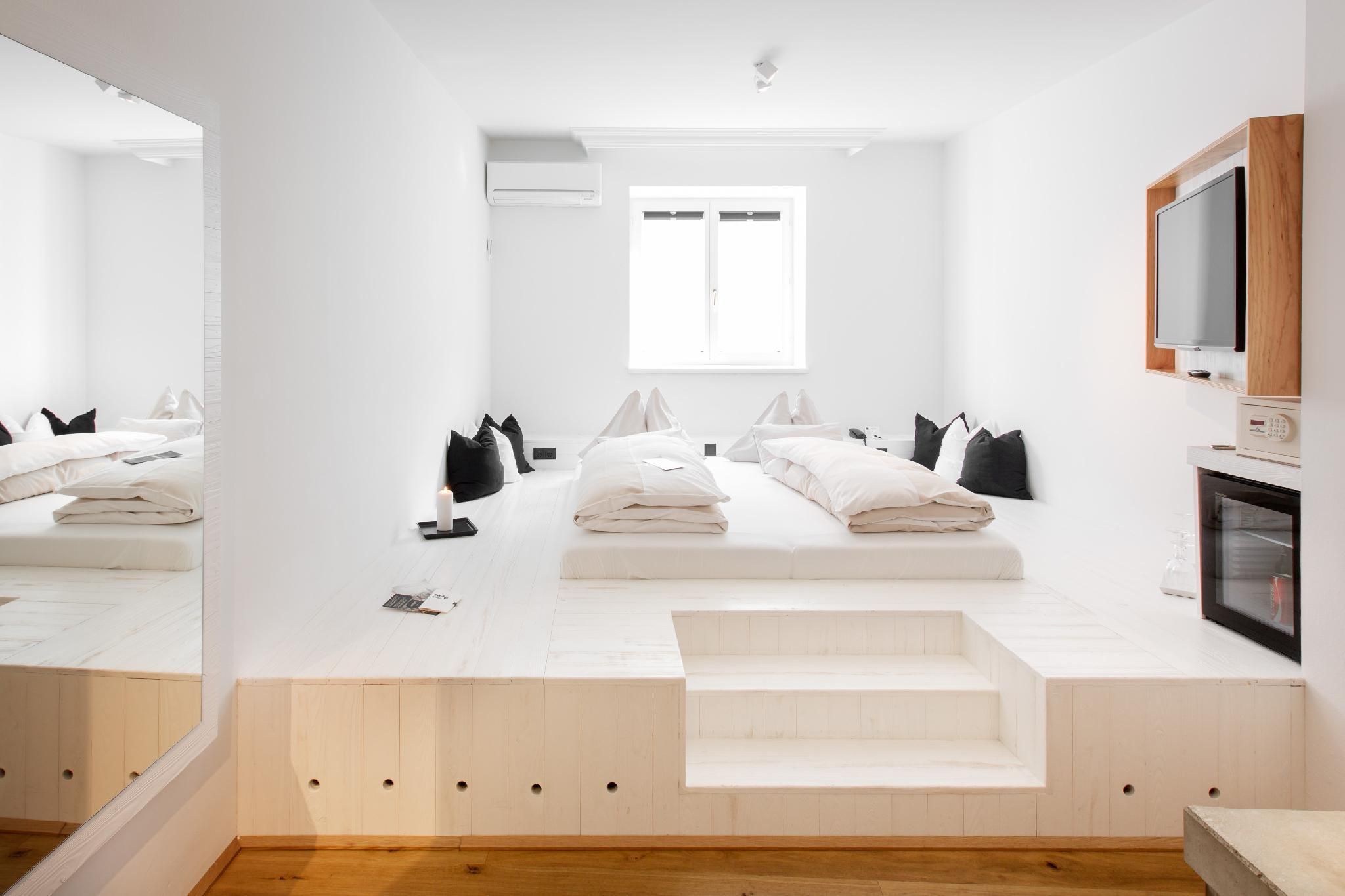 Tiny Independent Room