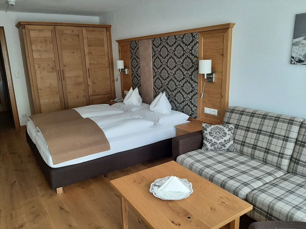 Standard Double Room, Balcony, Mountain View (Alpinzimmer Deluxe)