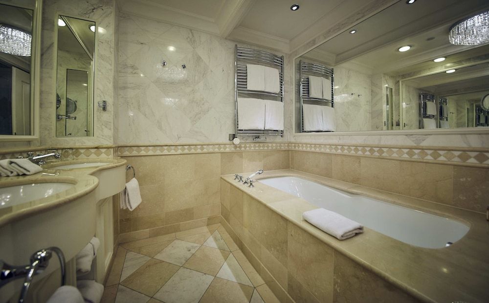 Falkensteiner Schlosshotel Velden – The Leading Hotels of the World Superior Room 4