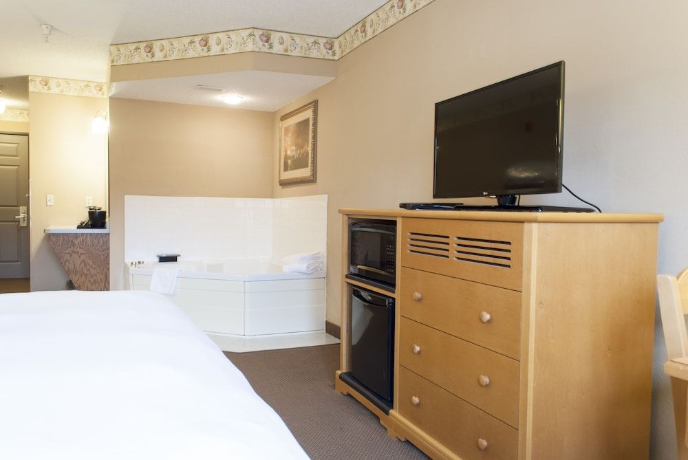 Suite, 1 King Bed, Non Smoking, Jetted Tub
