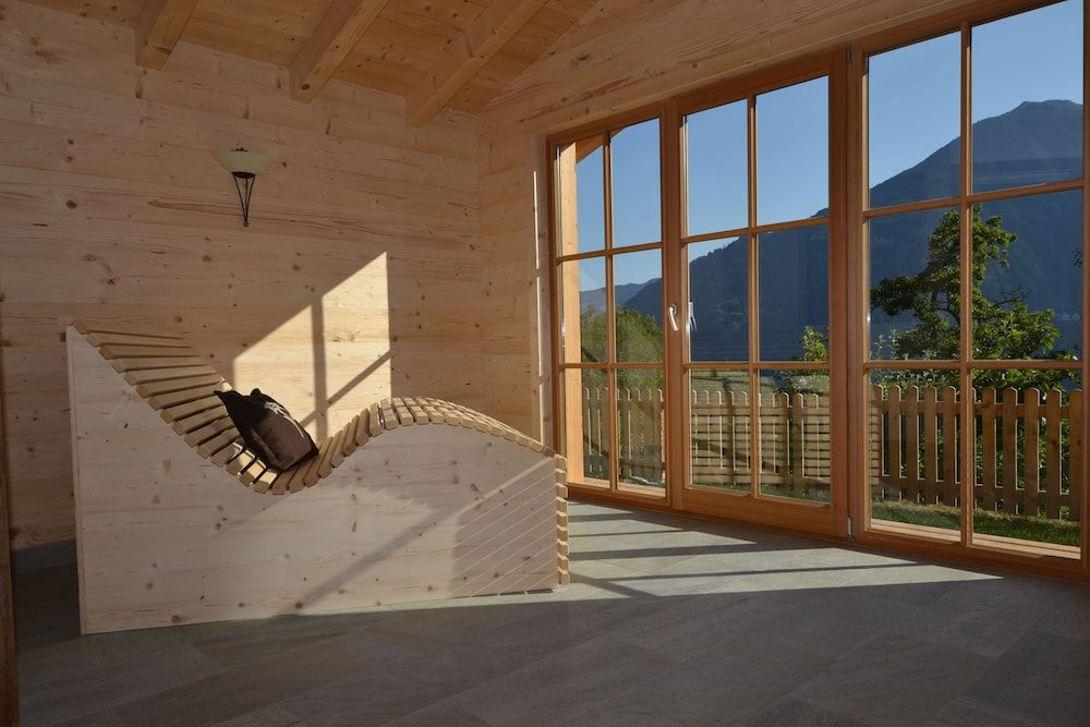 Deluxe Chalet, 6 Bedrooms, Hot Tub and Sauna, Mountain View