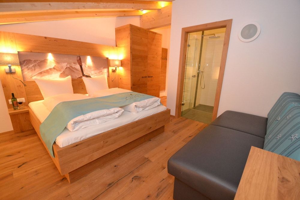 Luxury Apartment, 3 Bedrooms, Hot Tub and Sauna, Mountain View