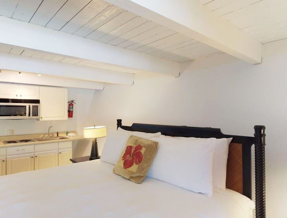 Hotel Moloka'i Deluxe Garden View King 2