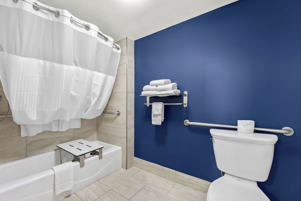 Spark by Hilton Biloxi Ocean Springs Room, 1 King Bed, Accessible, Bathtub (Mobility & Hearing) 4