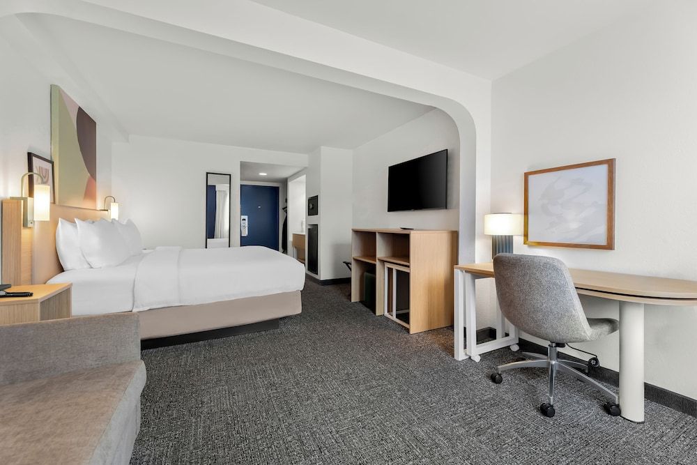 Spark by Hilton Biloxi Ocean Springs Room, 1 King Bed, Accessible (Mobility & Hearing, Roll-in Shower) 5