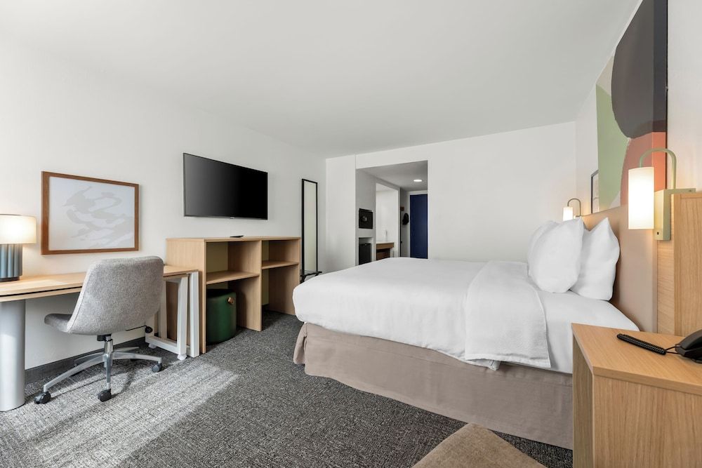 Spark by Hilton Biloxi Ocean Springs Room, 1 King Bed, Accessible, Bathtub (Mobility & Hearing) 2