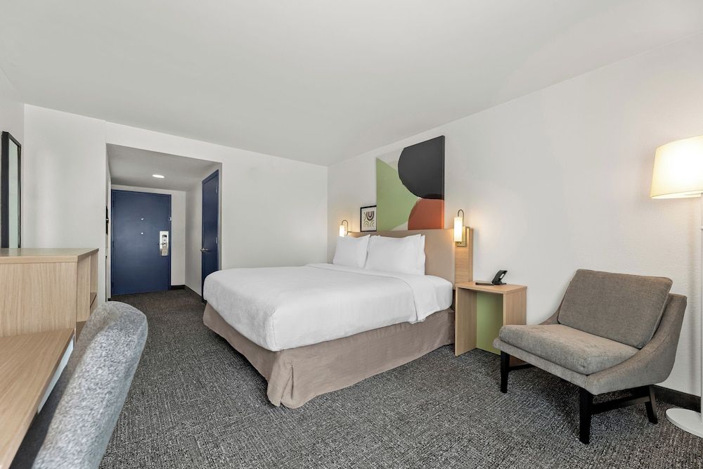 Spark by Hilton Biloxi Ocean Springs Room, 1 King Bed, Accessible (Mobility & Hearing, Roll-in Shower) 2