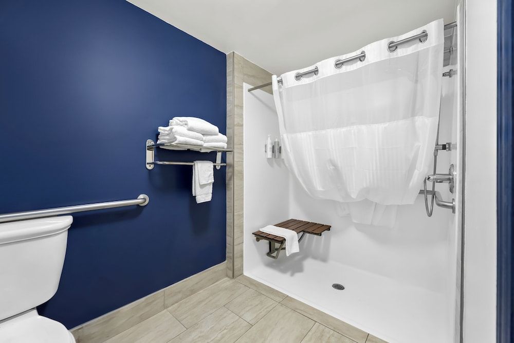 Spark by Hilton Biloxi Ocean Springs Room, 1 King Bed, Accessible (Mobility & Hearing, Roll-in Shower) 4