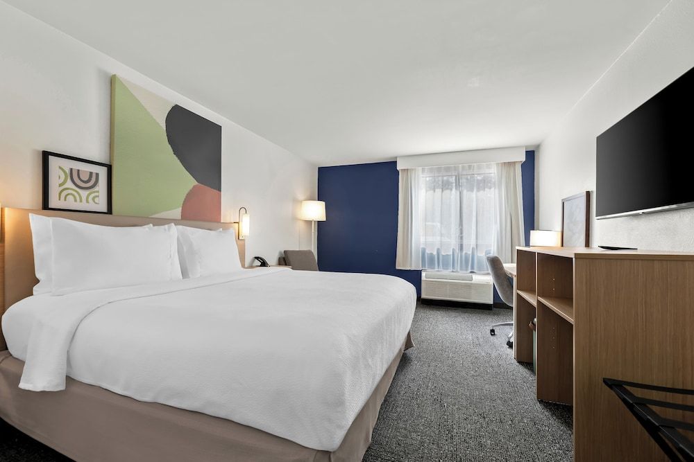 Spark by Hilton Biloxi Ocean Springs Room, 1 King Bed, Accessible, Bathtub (Mobility & Hearing)