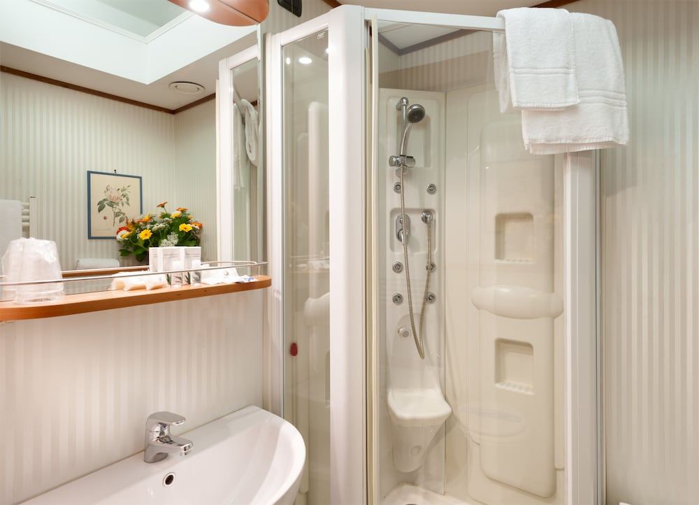 Hotel Lombardia Standard Twin Room 5