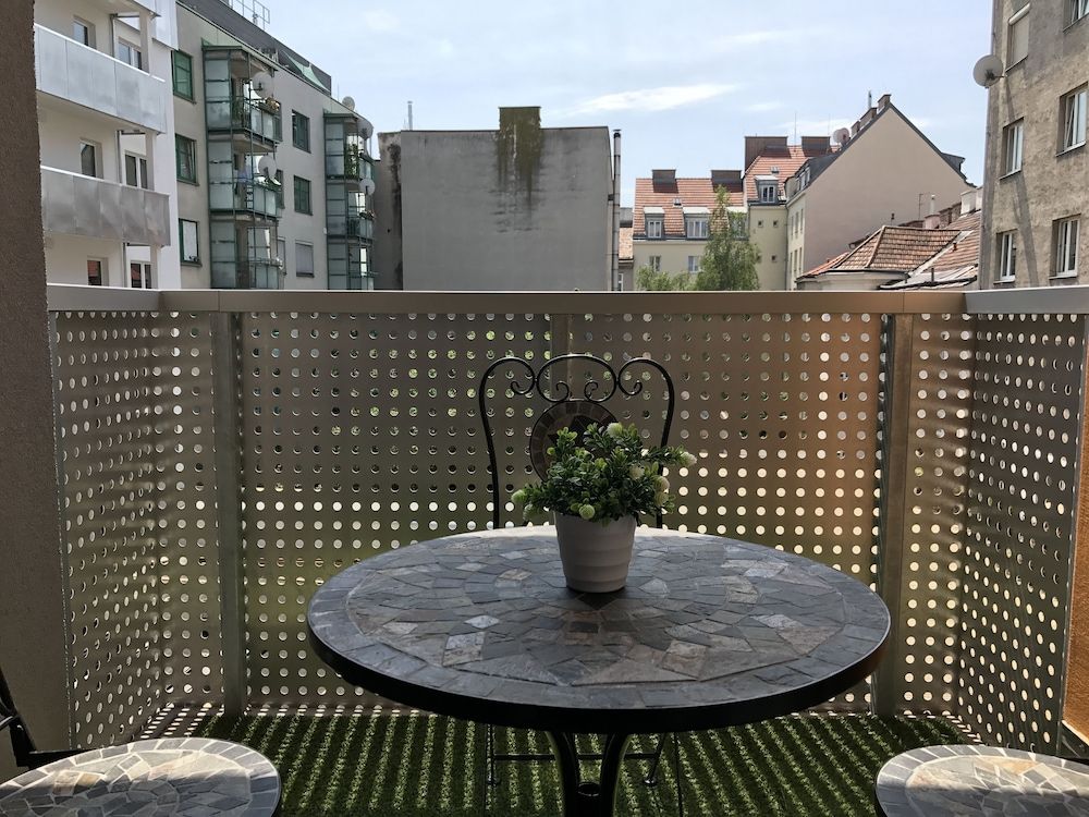 United Homes Apartments Vienna Deluxe Apartment, 2 Bedrooms, Balcony (Arsenal TOP 6 incl. Extra Fees) 16