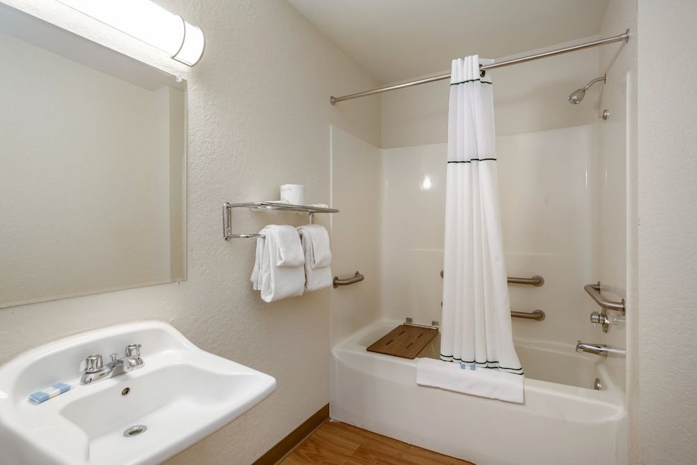 HomeTowne Studios by Red Roof Philadelphia - Maple Shade, NJ Studio, 1 Queen Bed, Accessible, Non Smoking 3