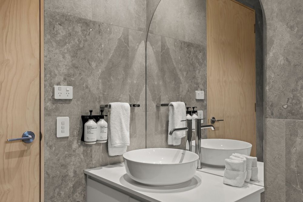 Discovery Parks - Lane Cove Deluxe 2 Bedroom Cabin 7