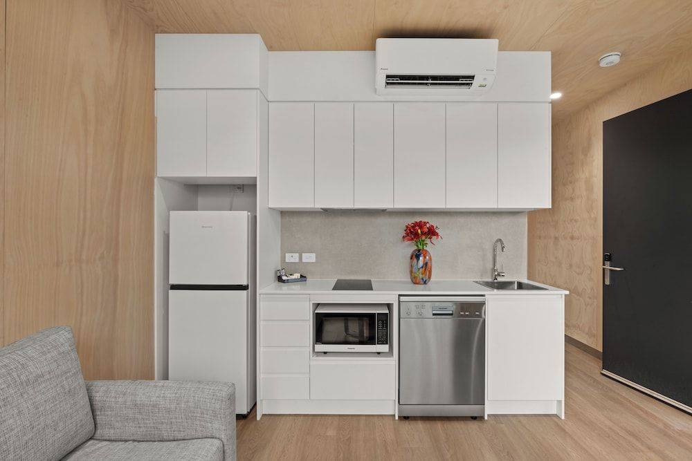 Discovery Parks - Lane Cove Deluxe 2 Bedroom Cabin 9