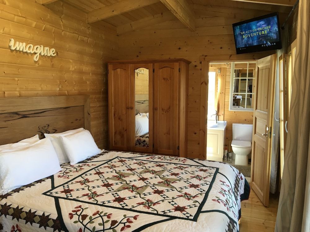 Deluxe Studio, 1 King Bed, Accessible, Garden View