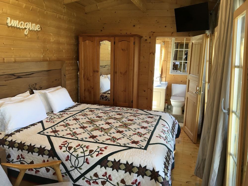 Deluxe Studio, 1 King Bed, Accessible, Garden View
