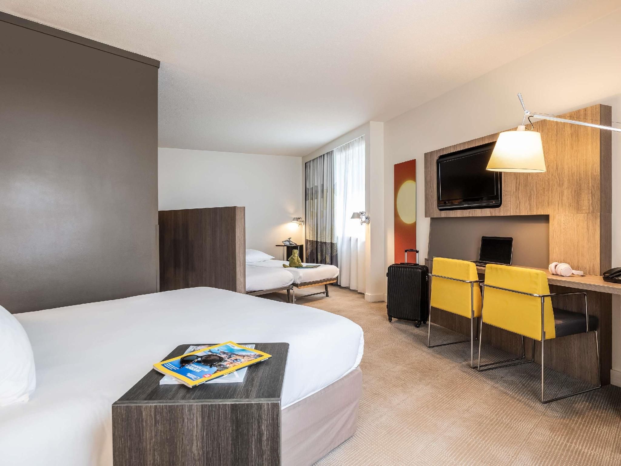 Superior room with 1 double bed and 2 sofa beds