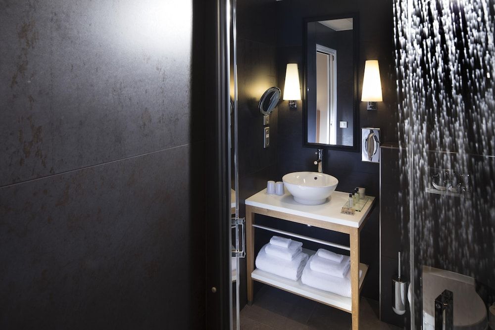 Hotel Le Six Classic Double Room, 1 Bedroom 3