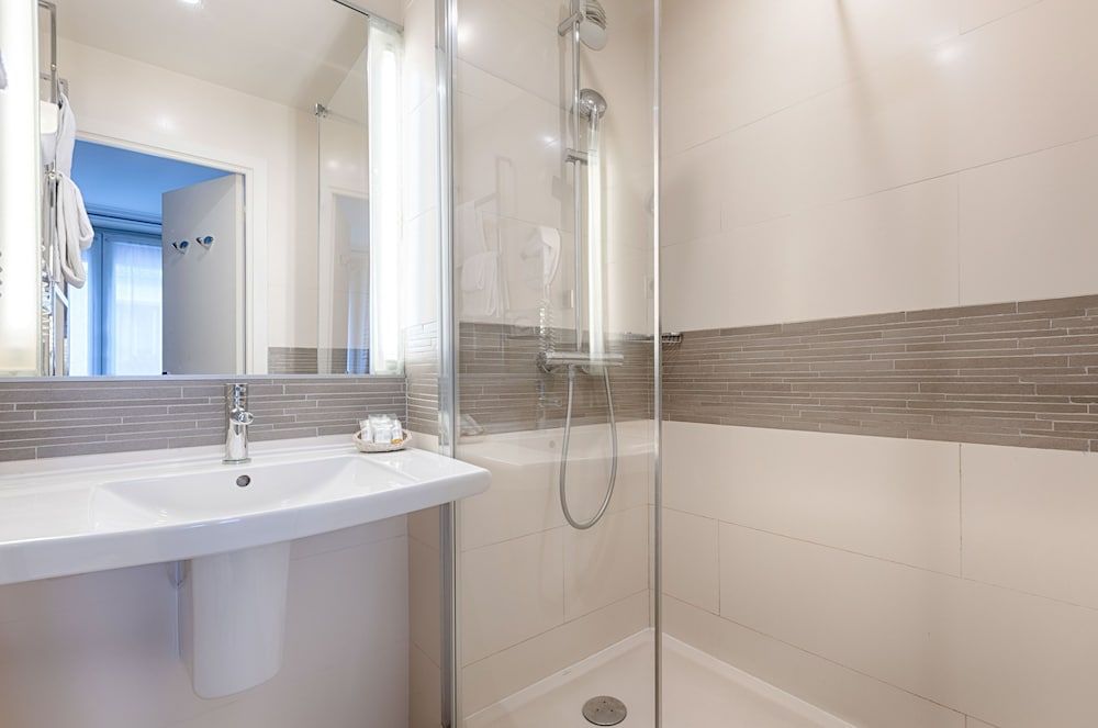 Hotel Apollinaire Twin Room 6