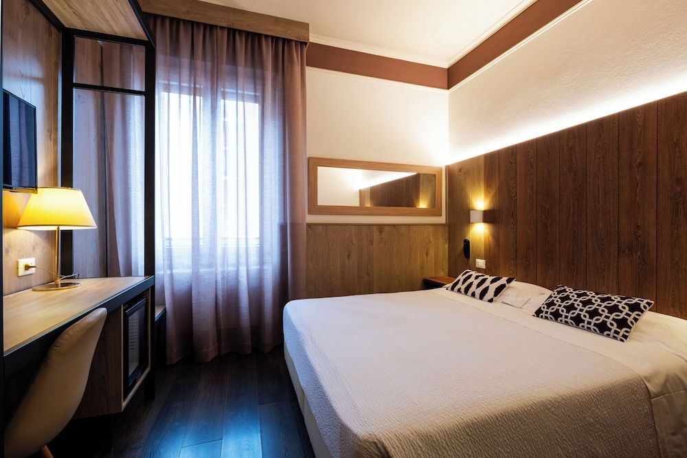 Hotel Italia Economy Double Room, 1 Queen Bed 2