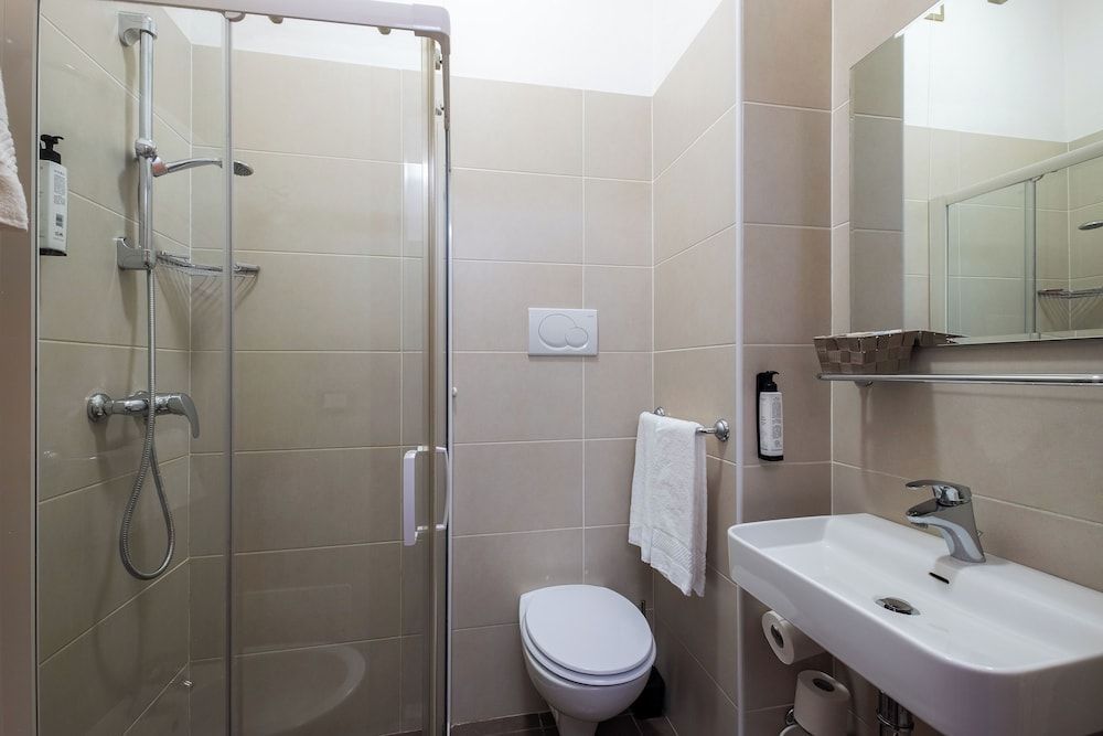 Hotel Italia Economy Double Room, 1 Queen Bed 4