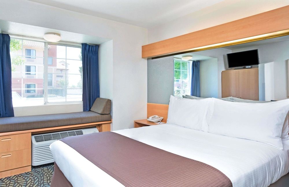 Standard Room, 1 Queen Bed