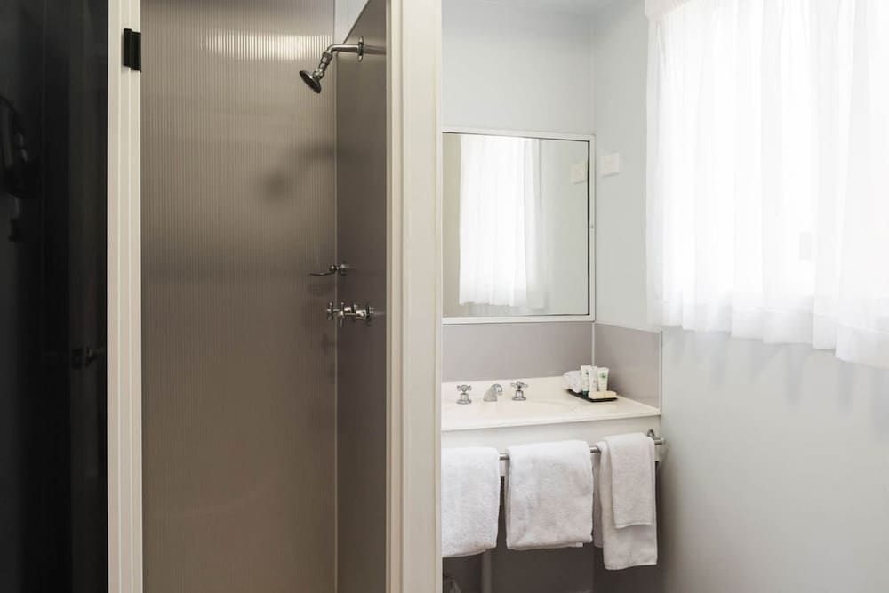 Saltbush Retreat Outback Cabin - Two Bedrooms