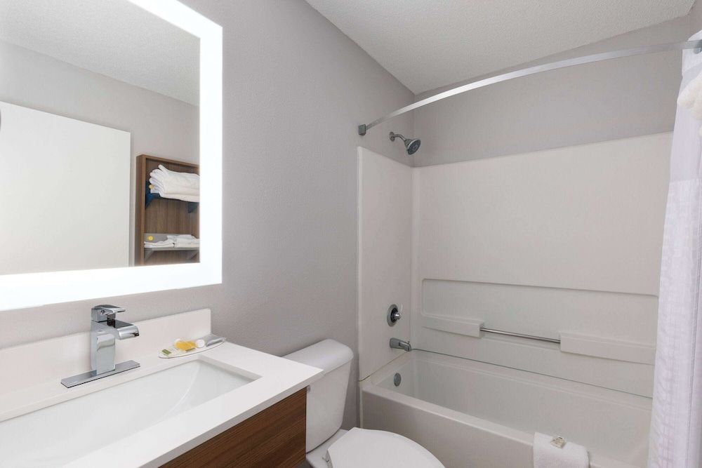 Standard Room, 1 Queen Bed