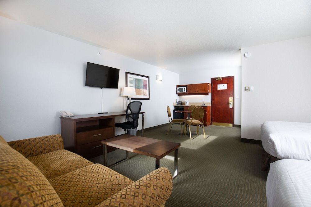 Service Plus Inn and Suites - Grande Prairie Deluxe Family Suite 2